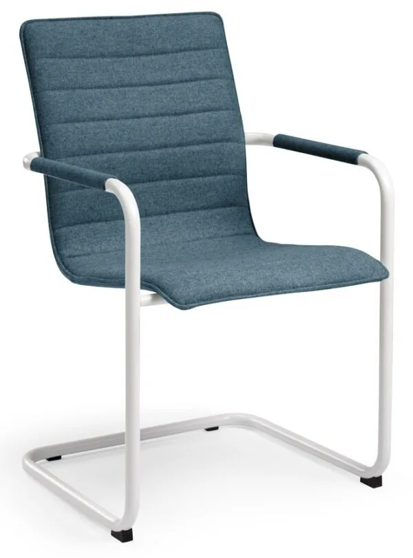 Blauwe vergaderstoel met stoffen bekleding, witte sledeframe en armleuningen