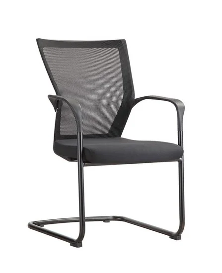 Zwarte vergaderstoel met mesh rugleuning, stoffen zitting en zwart sledeframe