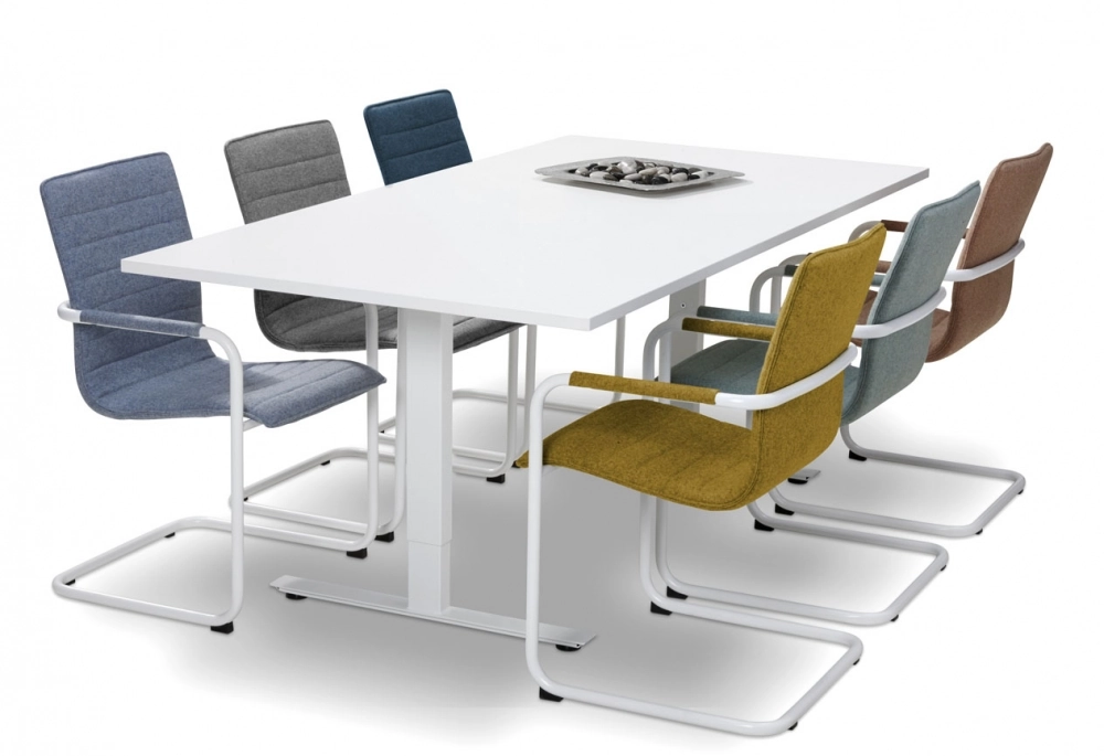 Set kleurrijke vergaderstoelen met wit sledeframe rond een witte vergadertafel
