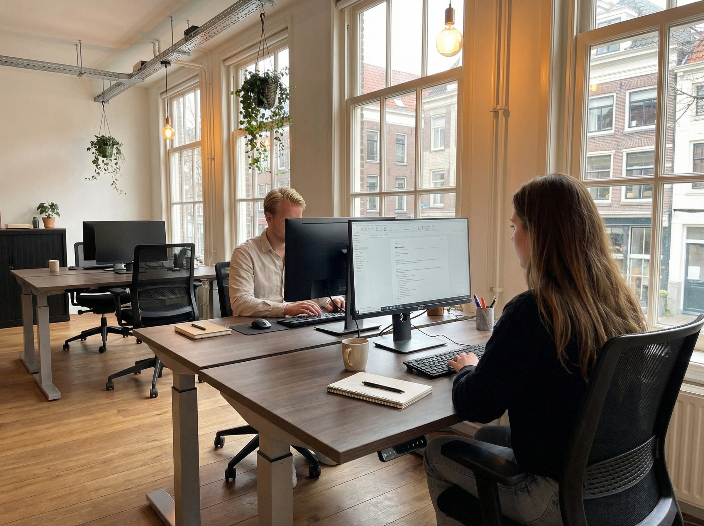 Man en vrouw in ergonomisch kantoor