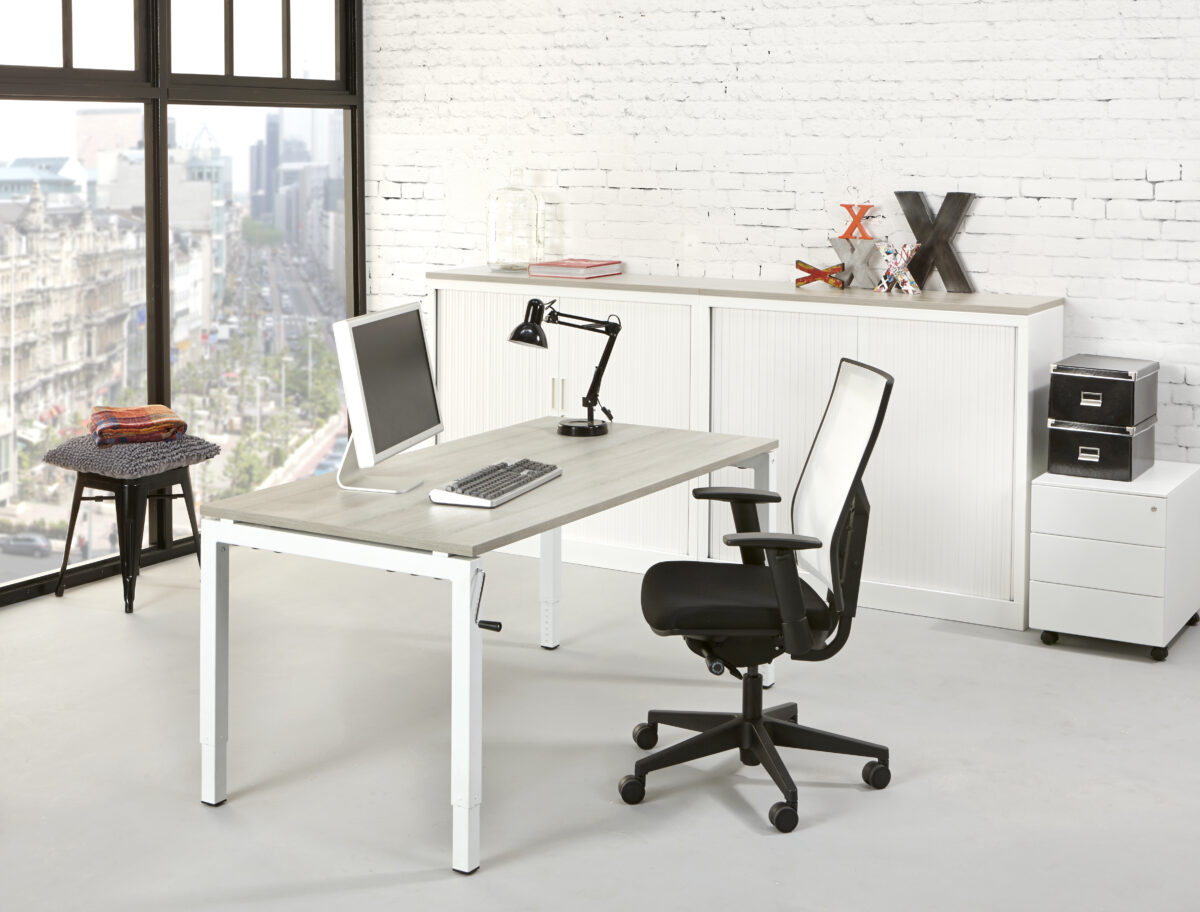 Bladkleur-Licht-Grijs-Onderstel-Wit-Slingerbureau.jpg Bladkleur-Licht-Grijs-Onderstel-Wit-Slingerbureau