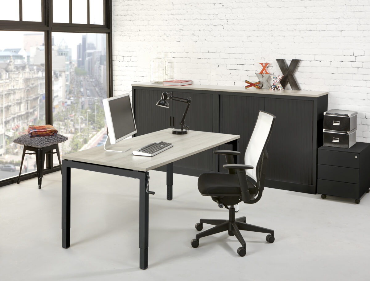 Bladkleur-Licht-Grijs-Onderstel-Zwart-Slingerbureau luxe-slinger-bureau