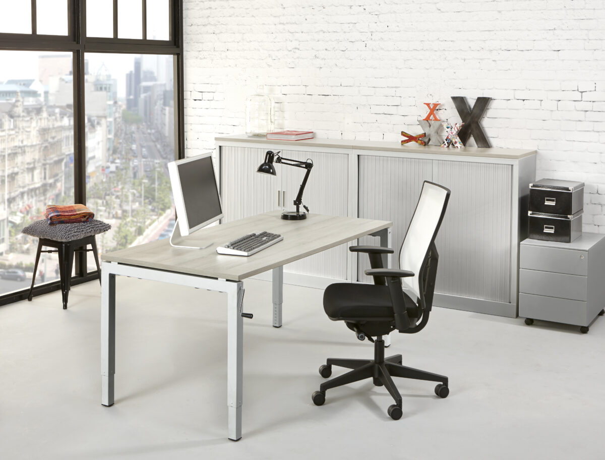 Bladkleur-Lichtgrijs-Onderstel-Aluminium-Slingerbureau luxe-slinger-bureau