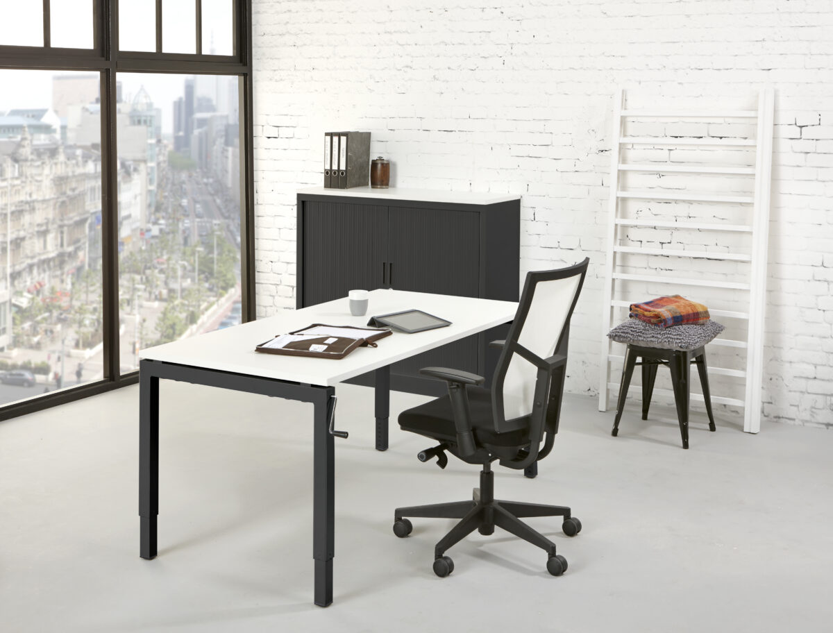 Bladkleur-Wit-Onderstel-Zwart-Slingerbureau luxe-slinger-bureau