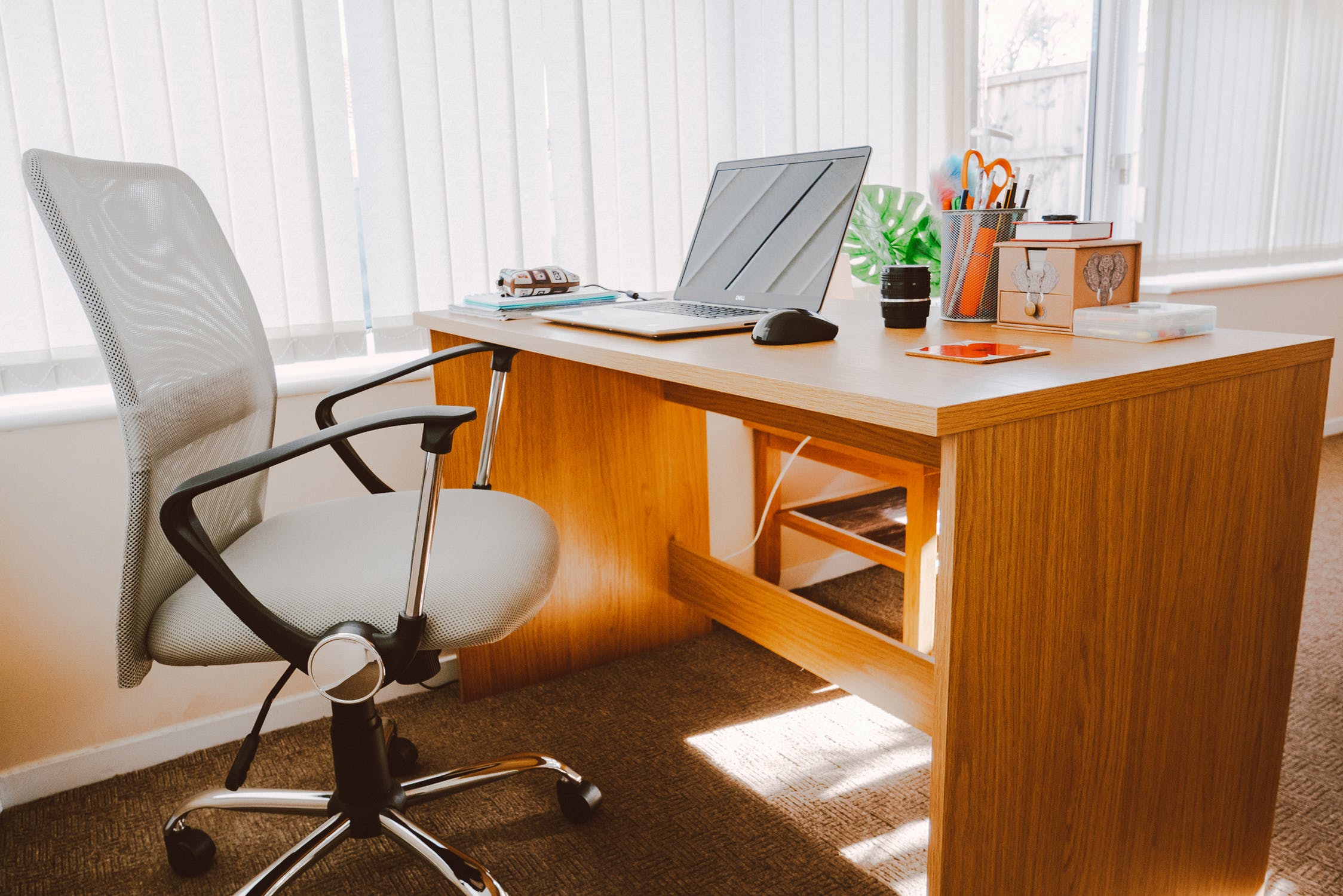 Werkplek met gebruikt bureau en ergonomische bureaustoel