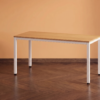 kantoortafel met wit onderstel